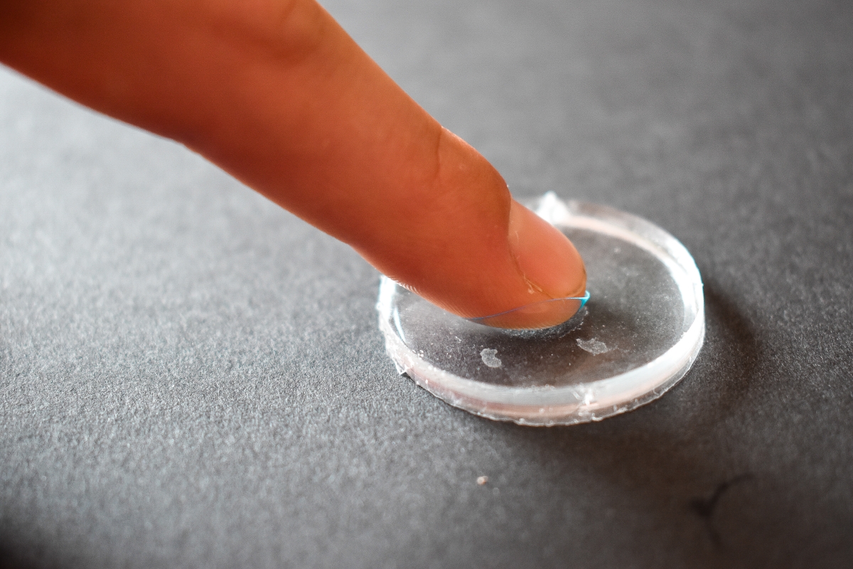 Polymer-Based Removal of Pollutants from Contact Lenses 